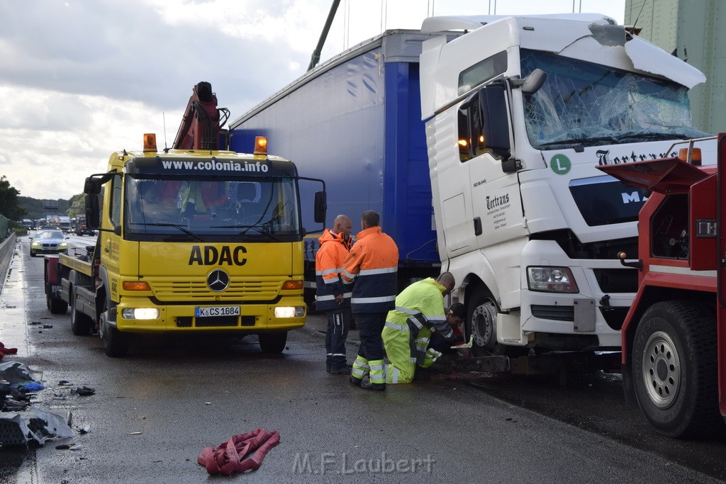 Schwerer LKW VU PKlemm A 4 Rich Olpe auf der Rodenkirchener Bruecke P435.JPG - Miklos Laubert